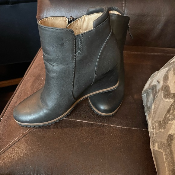 NATURALIZER “SOUL” WOMEN’S ANKLE BOOTS. BLACK IN COLOR, SUPER COMFY. - Picture 2 of 10